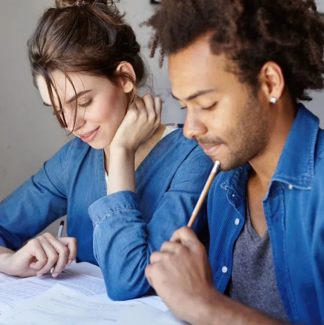 Deux étudiants concentrés sur leurs notes