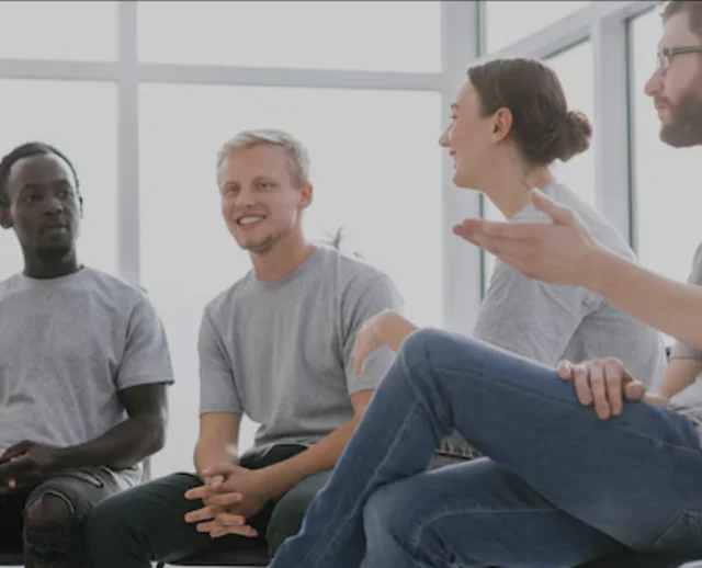 Petit groupe de jeunes en discussion, assis en cercle