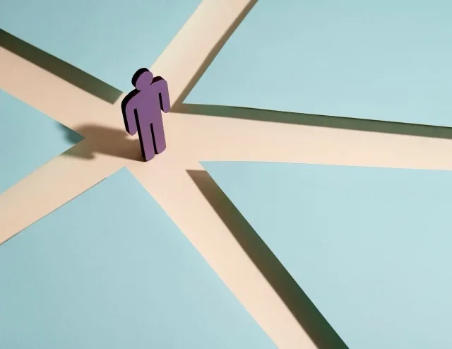 Une figurine violette au croisement de plusieurs chemins