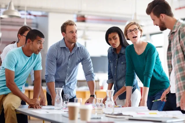 Une équipe en réunion autour d'une table de travail