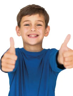 Un enfant souriant lève les deux pouces