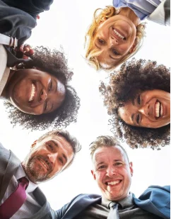 Vue en contre-plongée d'un groupe diversifié de personnes formant un cercle