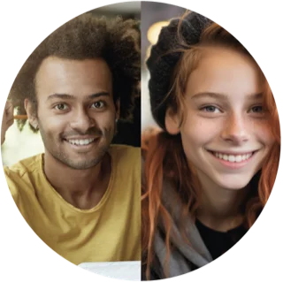 Deux jeunes souriants