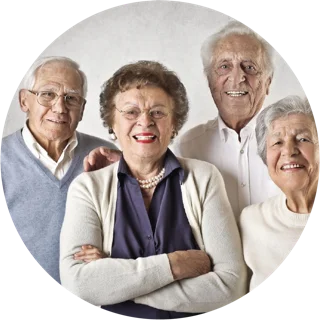 Quatre personnes âgées souriantes