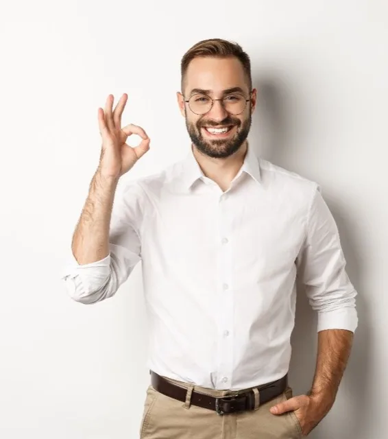 Un professionnel souriant fait le geste « OK »